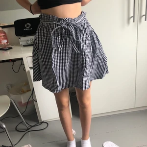 Rutig kjol - Kjolen är i väldigt gott skick och nästan aldrig använd. Det är min lillasyster som har på sig kjolen. Säljer den då den inte kommer till användning mer. Köparen står för frakt men kan samfrakta 💕