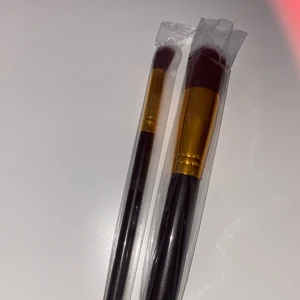 Sminkborstar - Säljer två sminkborstar för 100 kr och avgiften betalas av kunden.