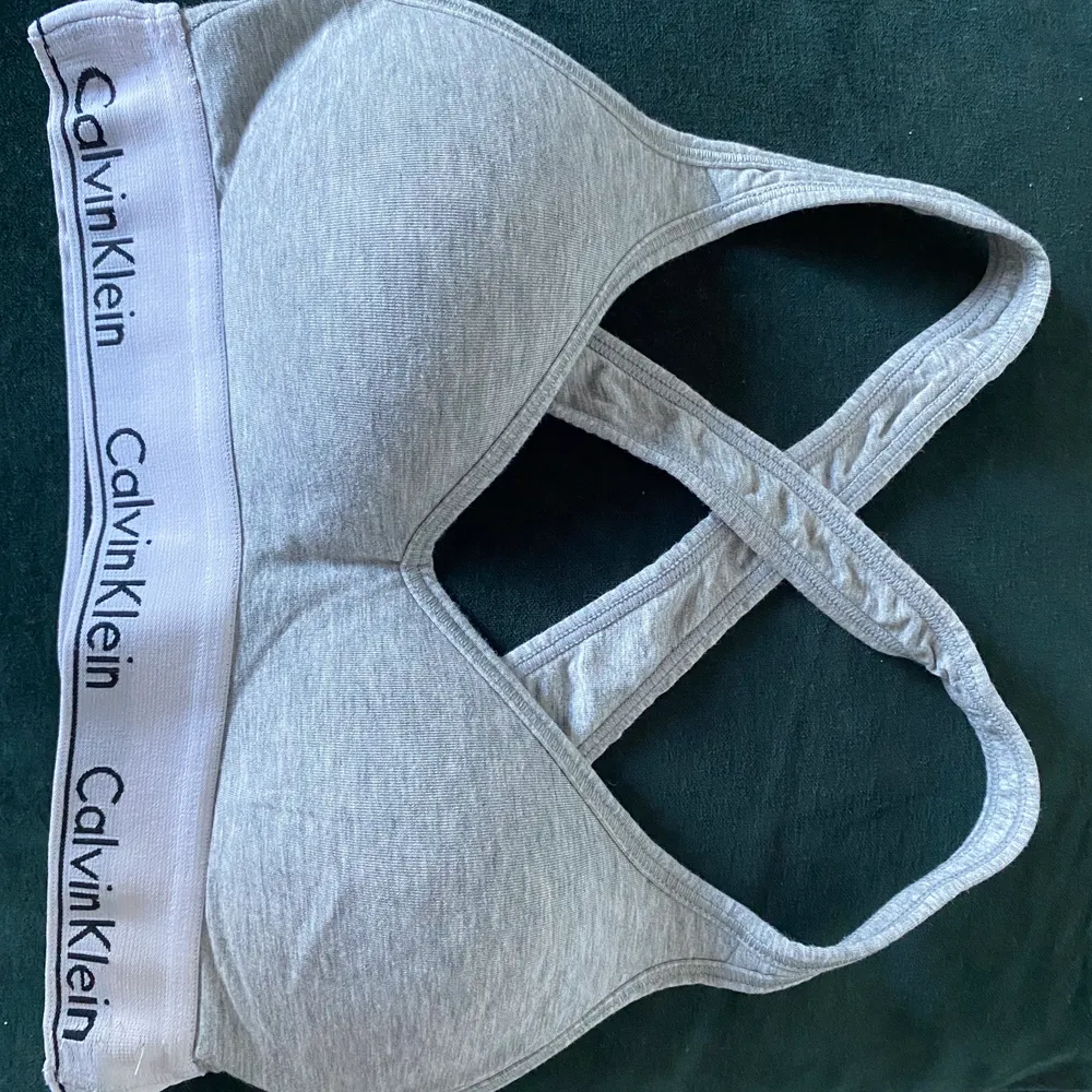 jättesnygg bralette i storlek xs, endast använd max 2 gånger eftersom den är för liten. Köparen står för frakt men kan även mötas i stockholm. Orginalpris runt  499kr säljer för 300. Jättebra skick så gott som ny!. Toppar.