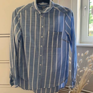 Randig skjorta trend - Trendig randig skjorta från Lindex, köpt via Tradera men passade inte mig. Nyskick och i 100% bomull 