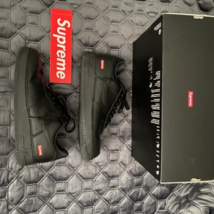 $upreme af1 black  - Är använda ca 3-4 gånger. Sticker+skosnören följer med. Fler bilder? Hmu 