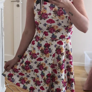 Blommig sommarklänning - Vacker blommig klänning med djup rygg