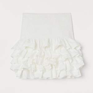 Vit kjol från HM. Köptes här på Plick men tyvärr för stor. jättebra skick💖