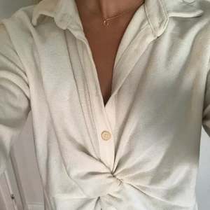 Oversize klänning!! - Naturvit oversize klänning i skönt material, snyggt att vara både till vardags och uppklätt till fest. Storlek S men passar både S-M