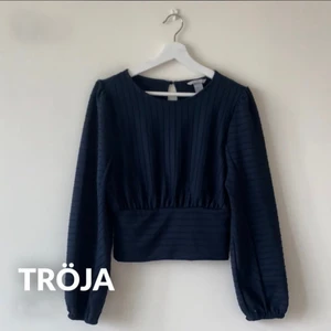 Topp - Skön tröja med ballongärm, stretchig. Endast använd fåtal gånger. #tröja #hm