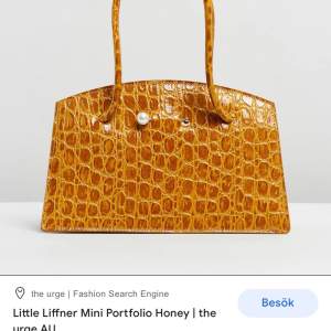 Skitfin slutsåld Little liffner väska, modellen portfolio i färgen honey. Köpt på Vallgatan hösten 2020, använd men ser helt oanvänd ut. Skickar fler bilder vid intresse! Nypris: 3500 