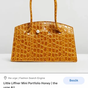 Little liffner  - Skitfin slutsåld Little liffner väska, modellen portfolio i färgen honey. Köpt på Vallgatan hösten 2020, använd men ser helt oanvänd ut. Skickar fler bilder vid intresse! Nypris: 3500 