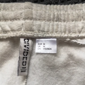 Sweatpants - Använda trendiga basic grå aktiga mjukisbyxor som passar till allt, dom är lite slitna men inte så att dom inte går att använda. 