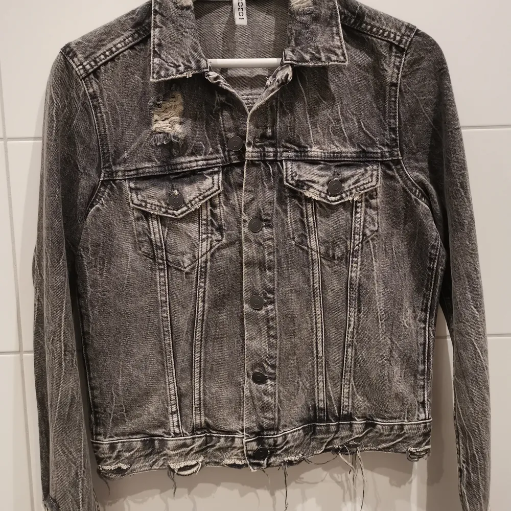 Grå jeansjacka från H&M i storlek 38 ✨ Använd vid ett tillfälle så är i nyskick. Gratis frakt 💕. Jackor.