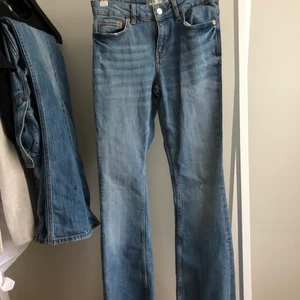 ZARA BLÅA JEANS🐳 - Blås jeans från Zara i strl 34. Jag har inte klippt i jeansen utan modellen är gjord så ☺️ Verkligen jättefina och ett av mina favoritplagg i garderoben som tyvärr inte längre passar mig. Så hoppas att någon annan får användning för dem! Säljer dem för 150kr, köparen står för frakten. Budgivning om fler är intresserade. Hör gärna av dig om du har några funderingar😊