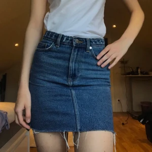 Mörkblå jeanskjol - Superfin jeanskjol från hm i storlek 34. Säljer då den blivit för liten. Är i bra skick. Frakt tillkommer!