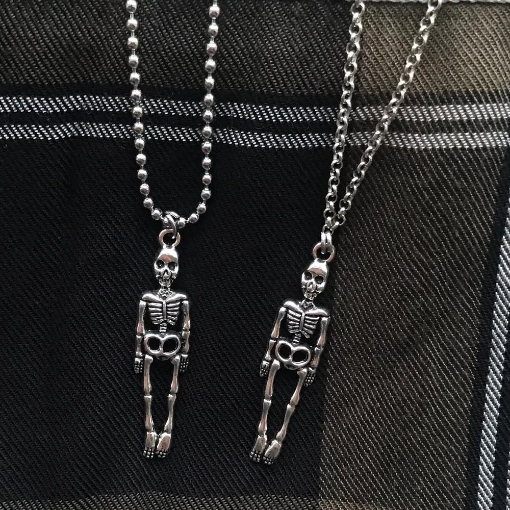 Skeleton-halsband I silverfärg ☠️🖤 Välj mellan vanlig kedja och kulkedja, på andra bilden kan du se de två alternativen. Frakt tillkommer på 12kr 🍂🧷. Accessoarer.