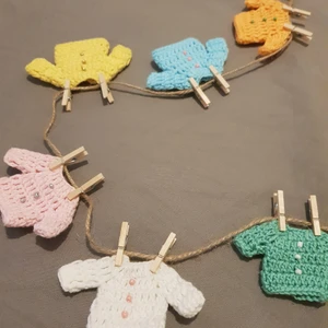 Mini crochet decoration/key chain. - Finns i olika färger. Man kan välja ha de som dekoration eller som en nyckelring. 30kr/st. Man kan också speciell beställa för billigare pris. Speciell beställning kan vara tex. för ( babyshower ). Speciell beställningar måste ske innan en vecka eller mer, beror på antalet du beställer. FÖR MER INFORMATION KONTAKTA MIG!!