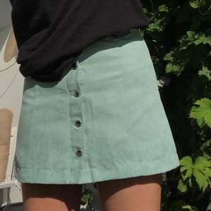 Jättefin mintgröna kjol i mockaimitation💚 Jag har inte fått någon användning så därför är den i väldigt bra skick!🤩 Den är köpt från H&M och är i storlek 34. Säljes för 110 kr+frakt! Skriv gärna om du har frågor eller funderingar eller om du vill ha fler bilder!!☺️