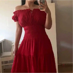 🥀Röd sommarklänning🌹 - 🌟 Nedsatt pris, doneras snart!🌟Röd smockad klänning perfekt till sommaren 🌹 resår i midjan och kan därav passa flera storlekar 