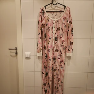 Pyjamas i rosa  - Detta plagget är så mysigt. Bra skick. Tyvärr vet jag inte storleken men passar nog någon som klär sig i M/L 😊Frakt tillkommer 💕