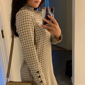 Mönstrad klänning  - Fin klänning man kan ha till jobb eller andra event. Modellen har storleken xs-s, 163 cm, 56kg