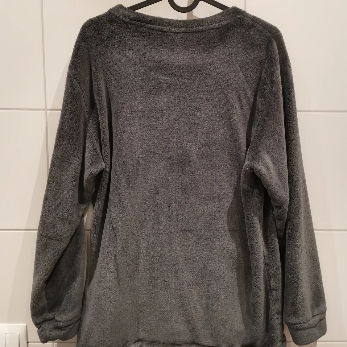 Grå pyjamas tröja  - 1