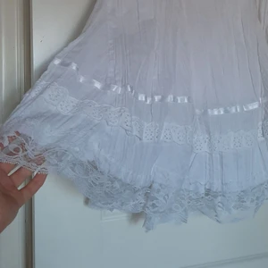 Kjol - Jättesöt kjol med spets nedtill. Den är i världigt bra skick och är även fodrad så den är inte genomskinlig. Det står ingen storlek i kjolen men skulle säga att den är en S, men kan passa även M då den har resår i midjan. Bara å skriva vid frågor💚 