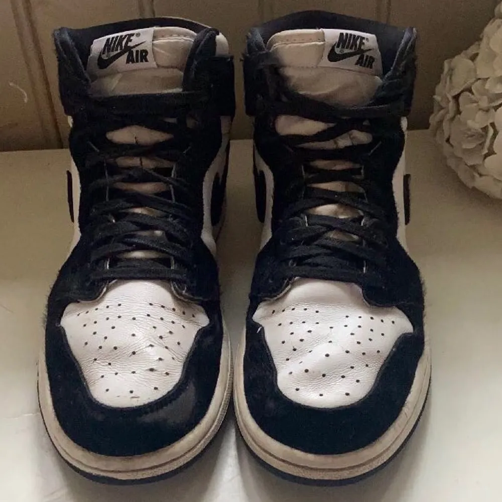 Air jordan 1 high twist i storlek 38. Hyfsat skick och går att fixa till bättre! Skriv om du vill ha fler bilder eller har frågor. kan fraktas eller mötas upp i Stockholm:) . Skor.