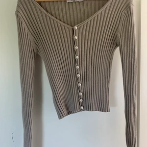 Beige tröja med knappar  - Felfritt skick 