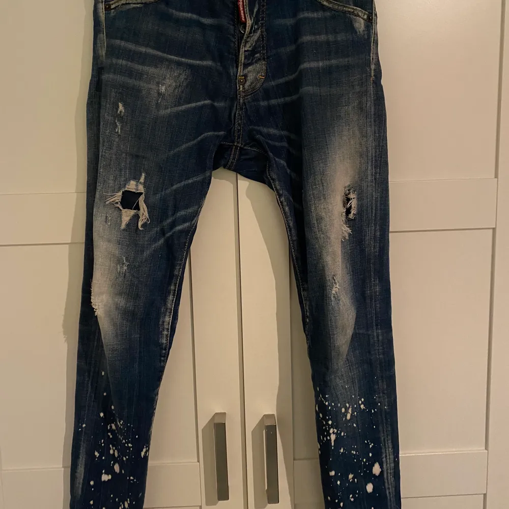 D2 jeans köpta på saint James för 5400kr mitt pris 1200cond 8/10 billigare vid snabb affär str 48. Jeans & Byxor.