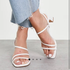 Klackar  - Vita klackar som aldrig använts, säljes pga jag glömde skicka tillbaka. Kan ev mötas upp i Malmö/Lund, annars tillkommer frakt. 