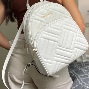 Stockholm - En äkta vit Michael Kors väska som har använts ett fåtal gånger❤️ ifall den blir smutsig så tvättar man den med mjölk o då försvinner smutsen💕💕 Ordinarie Pris: 7000kr, Nytt Pris: 4000kr. Köparen och jag möts upp, inga returer och betalning skrev via Swish🥰🥰