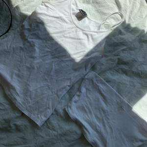 Ett vitt linne från Gina Tricot i storlek S och ett linne från H&M utan band i storlek XS. 40 kr för båda.