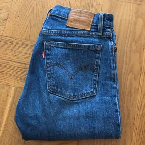 Levis Jeans Straight fit - Levis jeans rak modell med medelhög midja (wedgie straight 25) Avklippta och ankellånga på mig som 167 cm. I bra skick men säljes då lite för tighta för min smak. Första bilden ger den mest rättvisa färgen på jeansen ❣️