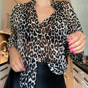 Blus strl S - Somrig halvt genomskinlig blus från Pieces.                      Strl S