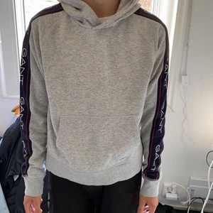 Gant hoodie - Grå gant hoodie som de står gant på ärmarna, köpt i februari men sparsamt använd. Inga fläckar eller fel med hoodien alltså nyskick. Säljer då den är lite liten på mig som är 165 cm. Storlek 176 cm men skulle säga S. Köpt för 600 men säljer för 