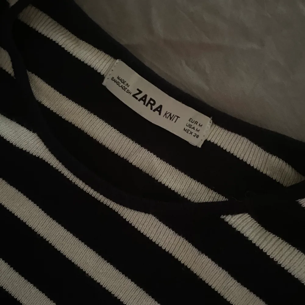 Randig stickad tröja från Zara! Storlek M men liten i storlek, passar mig som vanligtvis har XS/S! KÖP DIREKT FÖR 250 + frakt. Stickat.