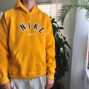 Nike Vintage Hoodie - Nike Vintage Hoodie i storlek Large. Person på bilden är 184cm. Hör av dig om du har några frågor eller vill ha fler bilder/mått på plagget💛