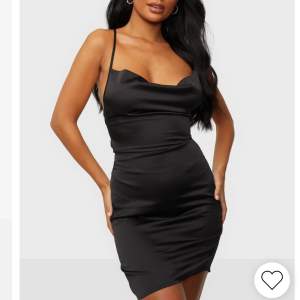 As snygg svart satin  klänning med knytning i ryggen! Helt oanvänd! Storlek M/L. Pris kan diskuteras! Köpt för 300 men säljer för 250!