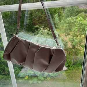 Stockholm - Säljer denna super fina väskan från Shein som aldrig används❤️ Ordinarie pris: 95kr, Säljs för 80kr💕💕 Fraktfritt, inga returer, vi mötts upp och betalning via Swish🥰