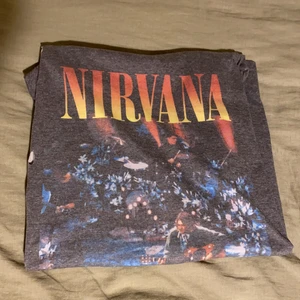 ✨Nirvana T-Shirt✨ (strl M) - Sjukt snygg tröja som jag säljer pga att den inte kommer t användning. Oversized & superskönt material! Pris kan diskuteras. Köpare står för frakt💘