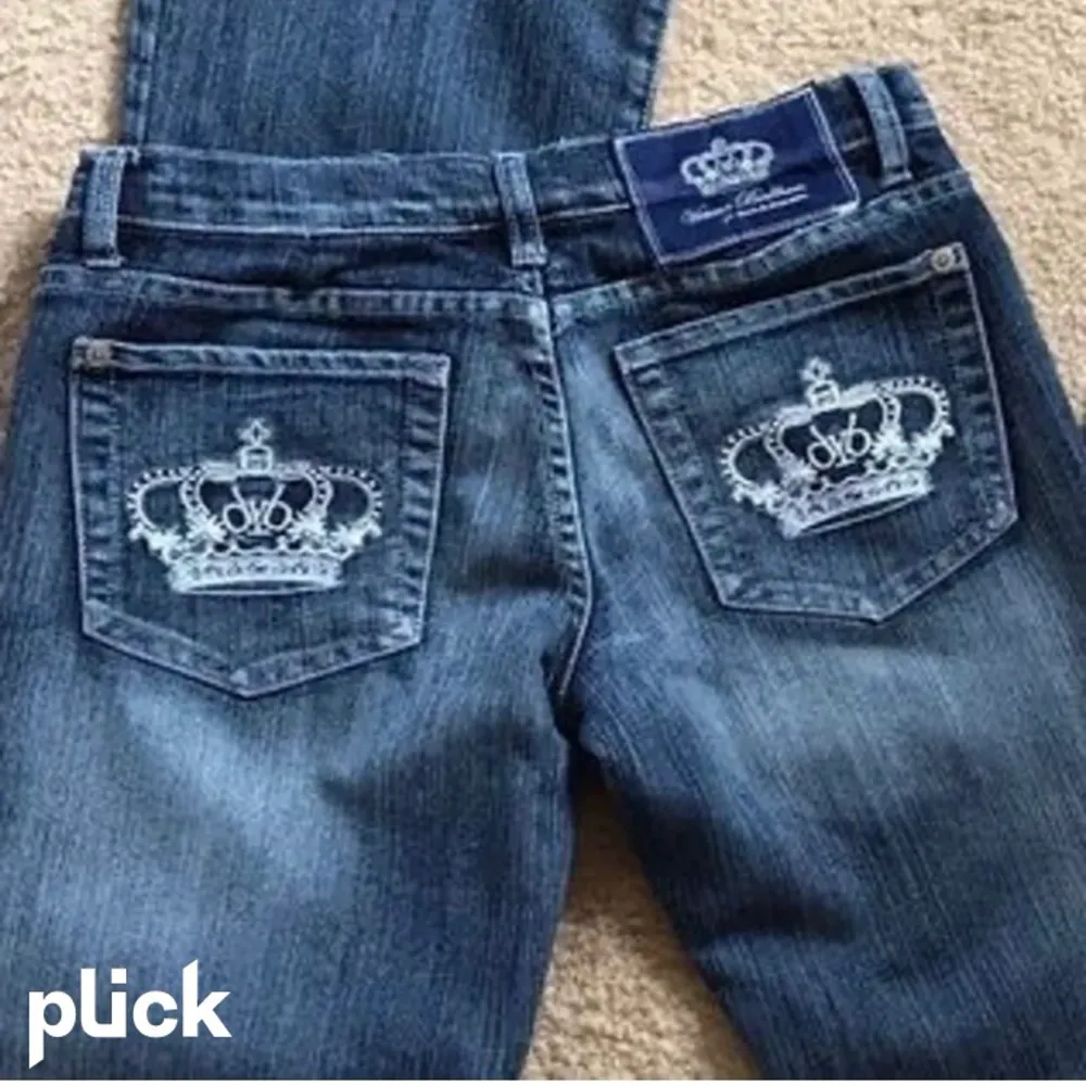Ett par jätte fina Victoria Beckman jeans som är y2k stil. Dem passar mig som vanligtvis har storlek 34. Dem är lågmidjade och jätte bekväma 💕💕💕 buda i komentarerna 💕. Jeans & Byxor.