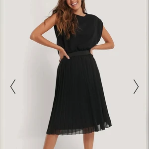 Plisserad kjol - Fin plisserad svart kjol från NAKD. Går till knäna på mig som är 156cm. St 32