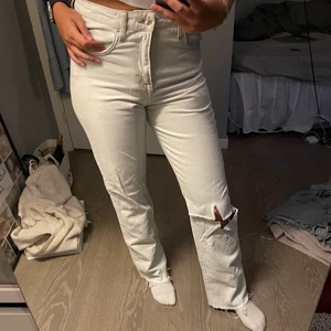 Zara jeans - Säljer dessa ljusblåa jeansen med egenklippt hål på högra knät. Är perfekt långa på mig som är 170 cm. Säljer pga ingen användning. Frakt tillkommer!