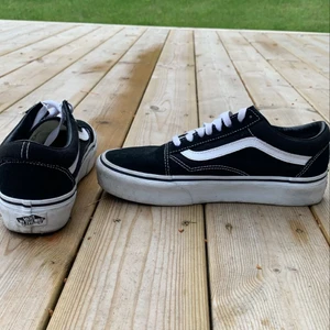 Vans platform  - Hej! Säljer mina Vans platforms som är i väl skick och har använd fåtal gånger! Skorna är köpta på dam avdelning. Ny pris är 850kr!💗💗