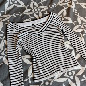 Randig tröja - En randig lite Off shoulder tröja. Storlek S. 35 kr + frakt 🥰