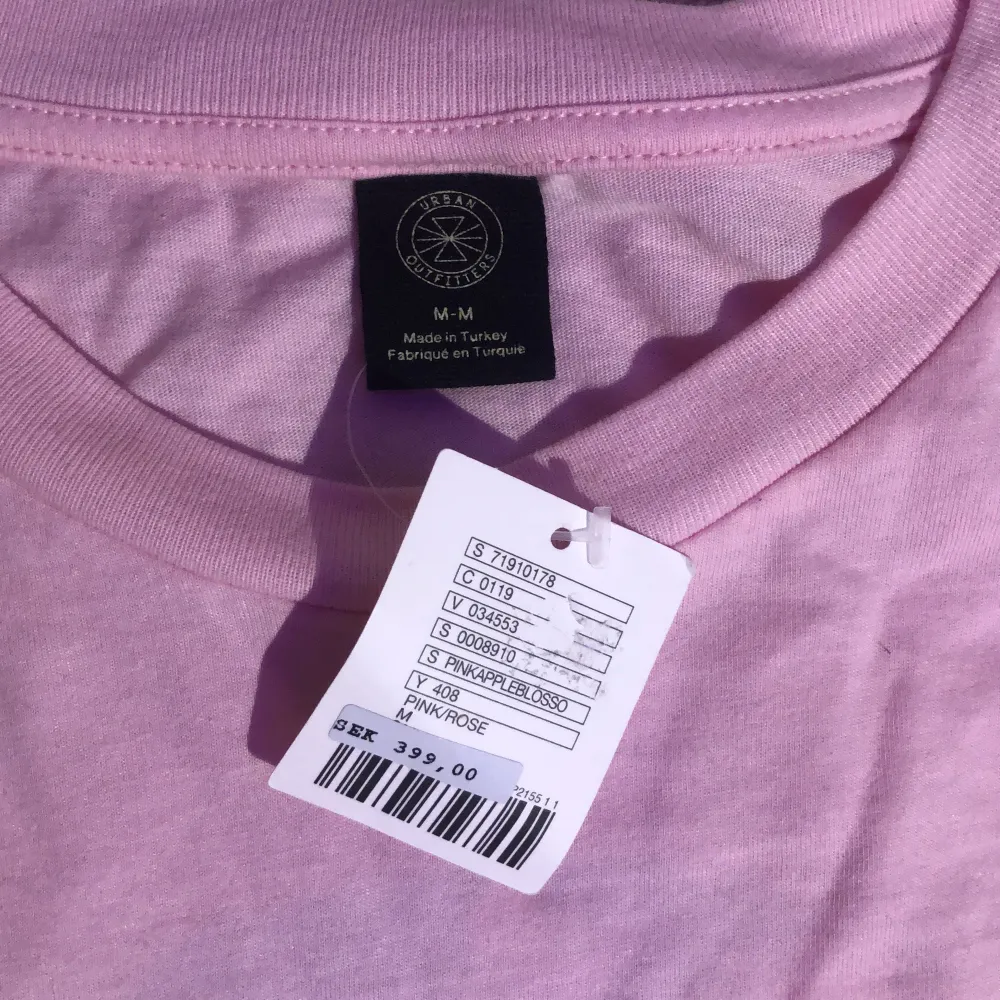 Urban Outfiters tröja strl M rosa helt ny har aldrig använt.. Tröjor & Koftor.