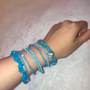 Blåa armband  - Säljer dessa super gulliga blåa armband💙🤍  Säljer alla 8 tillsammans. För fler bilder/info skriv bara i dm:) (säljer även ett matchande halsband, finns i mina andra annonser😊)