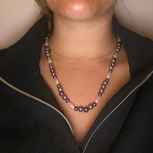 Egengjort pärlhalsband  - Egengjort pärlhalsband i endast ett exemplar🌺 Detta är i en större modell än mina andra halsband vilket gör det snyggt att matcha med ett smycke i choker modell. Vid frågor finns jag på dm 🥰 priset är 30kr + 12kr frakt 