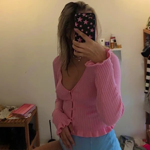 Volangkofta H&M💕💕 - Säljer denna supersöta volangkoftan från h&m som är i nyskick, strl M men passar som en S⭐️ stretchigt tyg!!!!🥳 jag är 170 cm lång!!