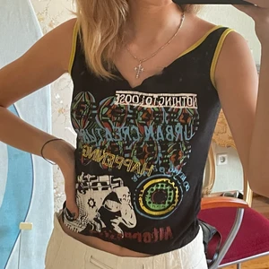 Coolt yk2 linne - Mitt favorit linne går nu till salu fick det från mamma och nu säljer jag vidare det. Den kommer från S pollo D club vilket är ett gammalt märke. Köptes för 500kr sälja nu för ungefär 100kr då jag använt de ett tag. Verkligen så fint och passar sjukt bra till linnebyxor. Säljer bara vid ett bra och rimligt pris