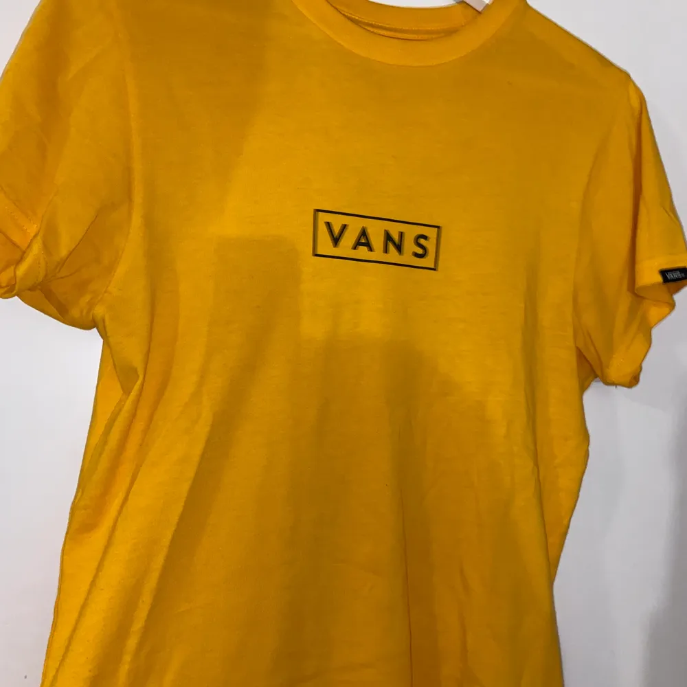 gul t-shirt från vans i strl xs/s. köpt för ca 300kr och är bara använd max 5 gånger så den är i väldigt bra skick. vill bli av med allt, kontakta för mer info! 💕. T-shirts.