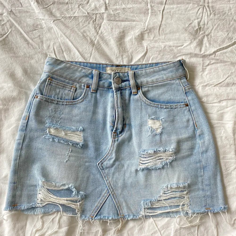 Skitsnygg jeans kjol från Pacsun! Köpt i usa för några år sedan och säljer nu pågrund av att de inte används🤍 jätte snygg ljus tvätt med slitningar på. Skicka privat för fler bilder, frågor eller intresse!💗💗 (frakten är inräknad i priset)💗. Kjolar.