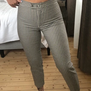 Kostymbyxor  - Byxor i rutigt mönster från MQ. Strl 38 men lite små på mig som vanligtvis är 38.